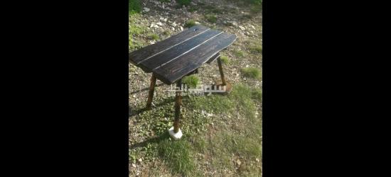 قطعة فريدة من نوعها مصنوعة بيد حرفية ماهرة تمثل طاولة توضع في غرفة الجلوس وتوضع فوقها فازة او قطعة - 2